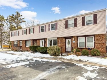 15 Farmbrook Drive, Farmington, NY 14425