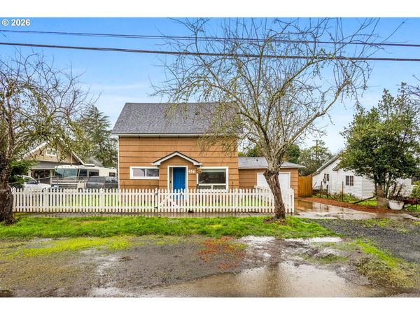 456 Log Cabin ST, Independence, OR 97351