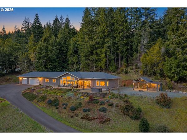 1561 N LAUREL ST, Coquille, OR 97423