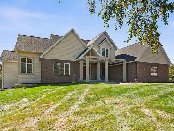 53 Burr Oak Ct, Iowa City, IA 52246