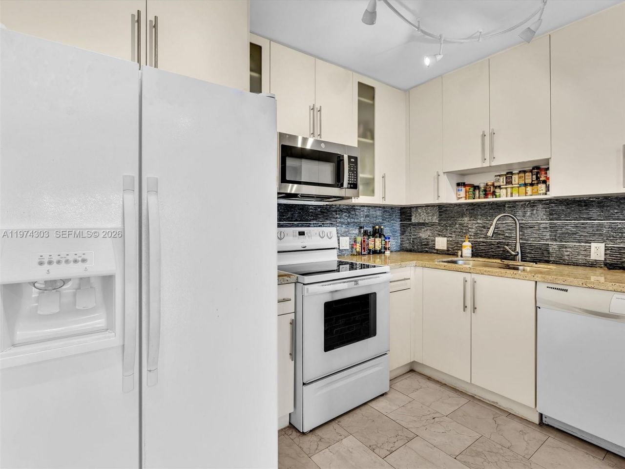 20335 W Country Club Dr, Unit 310, Aventura, FL 33180 Photo