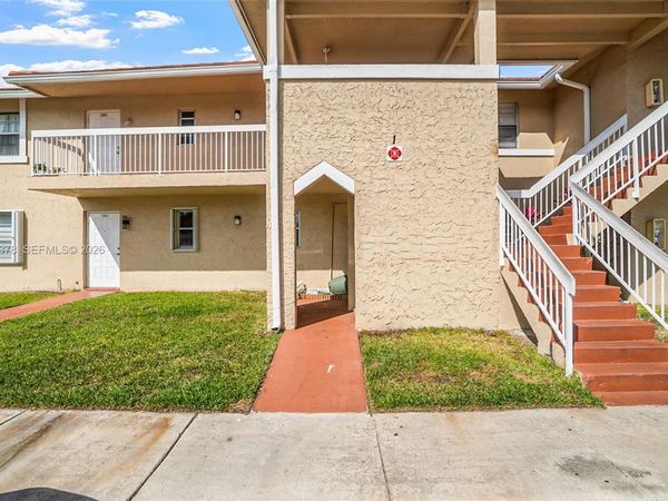 879 Twin Lakes Dr, Unit 1-B, Coral Springs, FL 33071