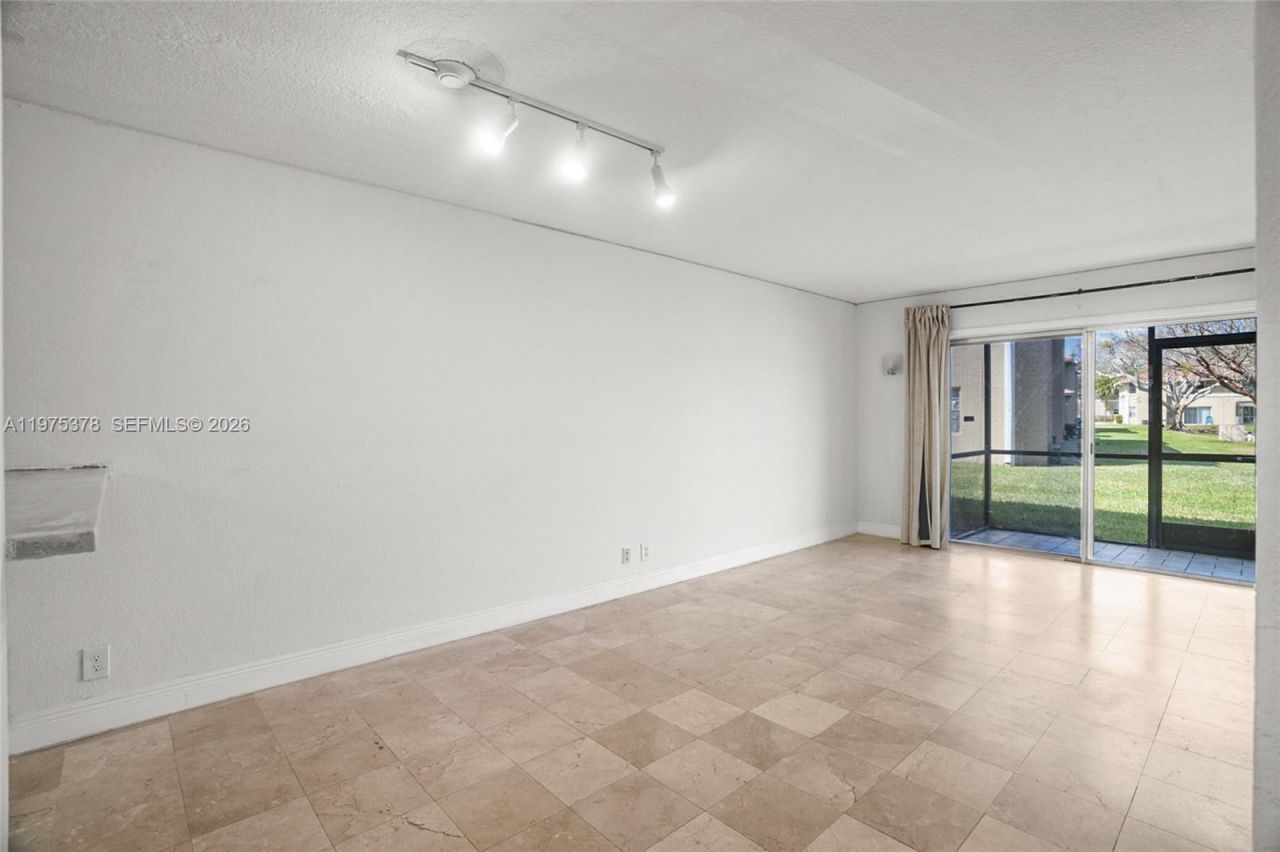 879 Twin Lakes Dr, Unit 1-B, Coral Springs, FL 33071 Photo