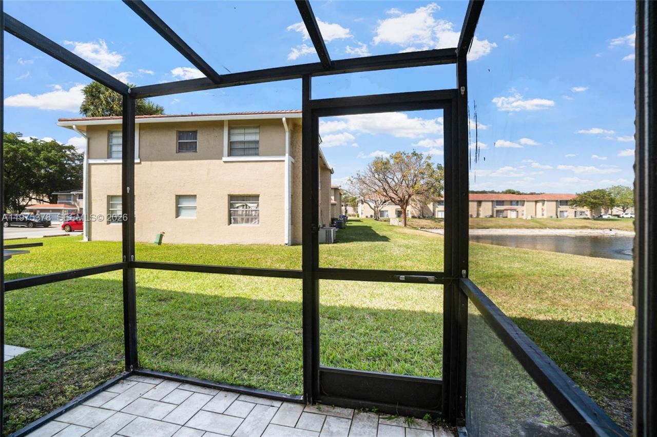 879 Twin Lakes Dr, Unit 1-B, Coral Springs, FL 33071 Photo