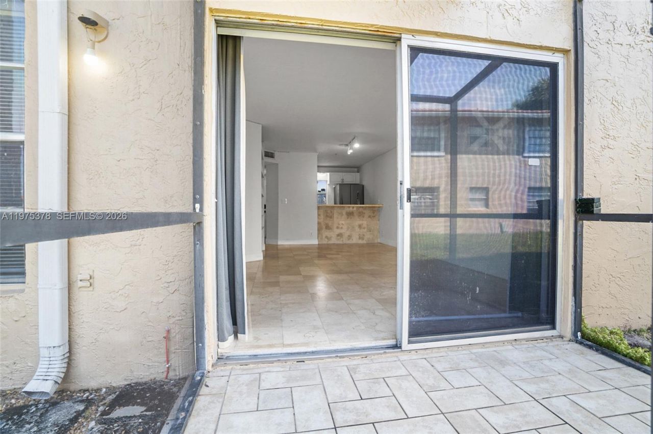 879 Twin Lakes Dr, Unit 1-B, Coral Springs, FL 33071 Photo