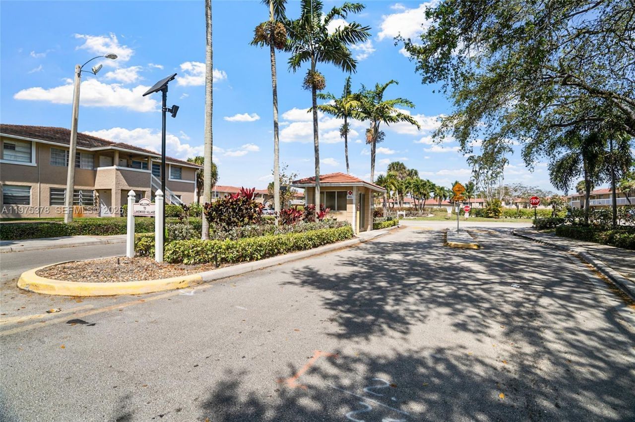 879 Twin Lakes Dr, Unit 1-B, Coral Springs, FL 33071 Photo