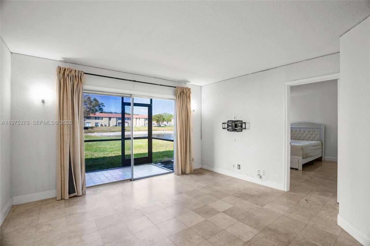 879 Twin Lakes Dr, Unit 1-B, Coral Springs, FL 33071 Photo