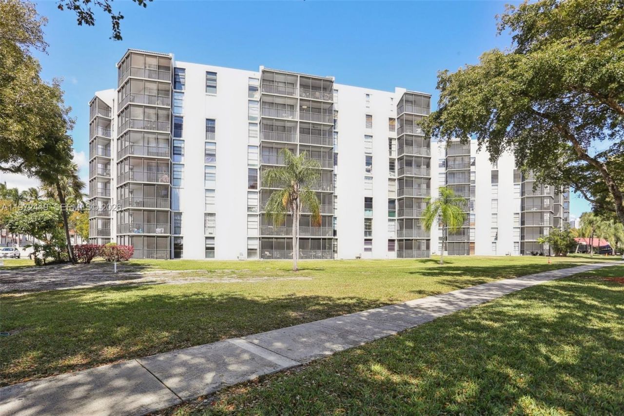 3101 N Country Club Dr , Unit 102, Aventura, FL 33180 Photo
