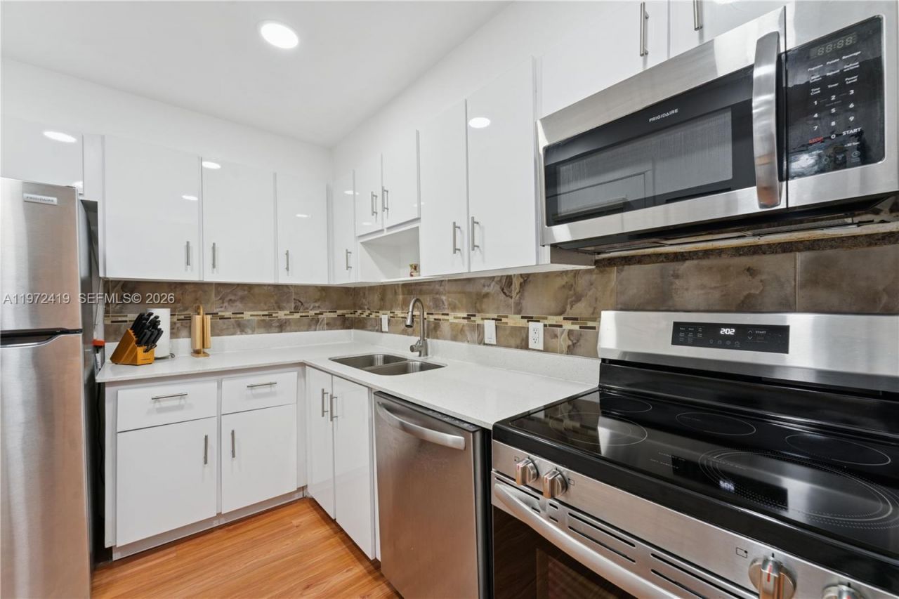 3101 N Country Club Dr , Unit 102, Aventura, FL 33180 Photo