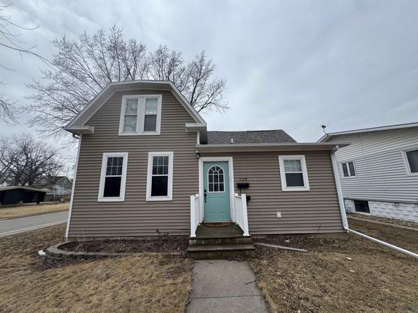 128 BOSTON AVE SE, Orange City, IA 51041