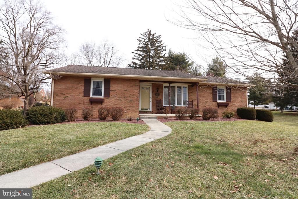 41 W Queen Street , Ephrata, PA 17522 Main Photo