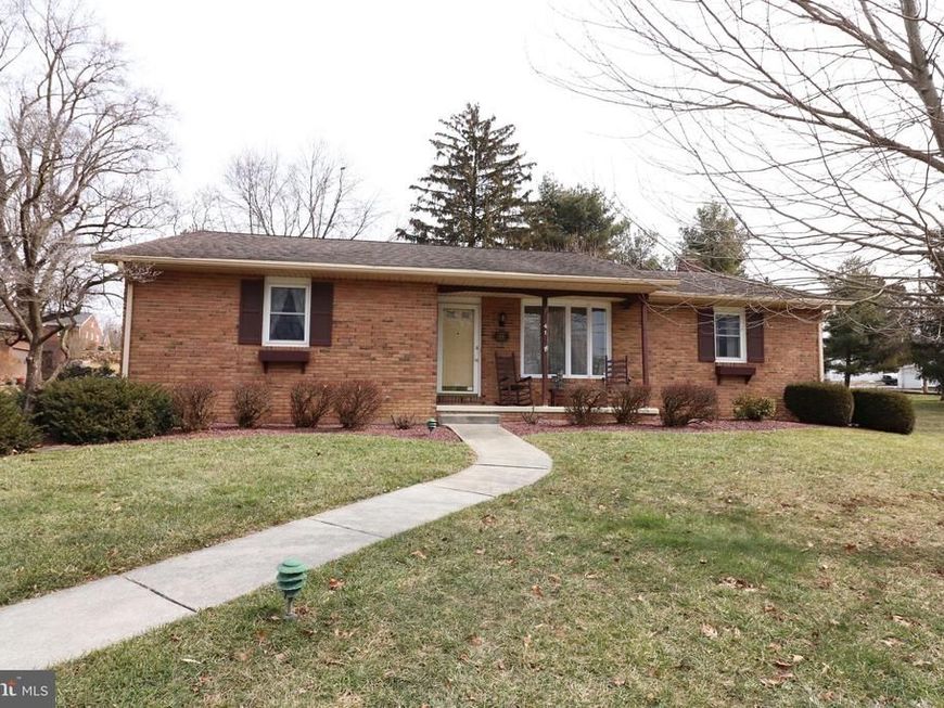 41 W Queen Street, Ephrata, PA 17522 Main Photo