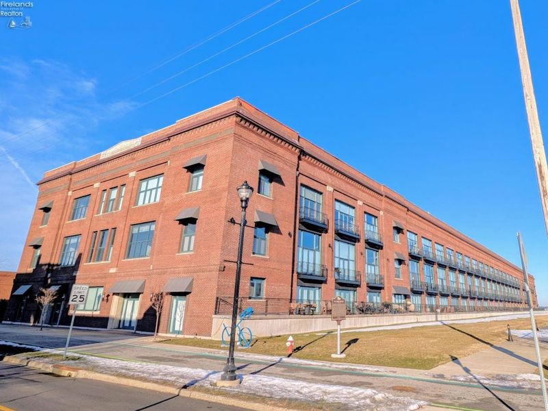 401 W SHORELINE Drive, Unit 312, Sandusky, OH 44870 Photo 2