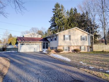 124 Charleswood Drive, Pittsford, NY 14534