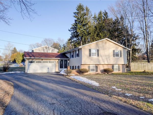 124 Charleswood Drive , Pittsford, NY 14534