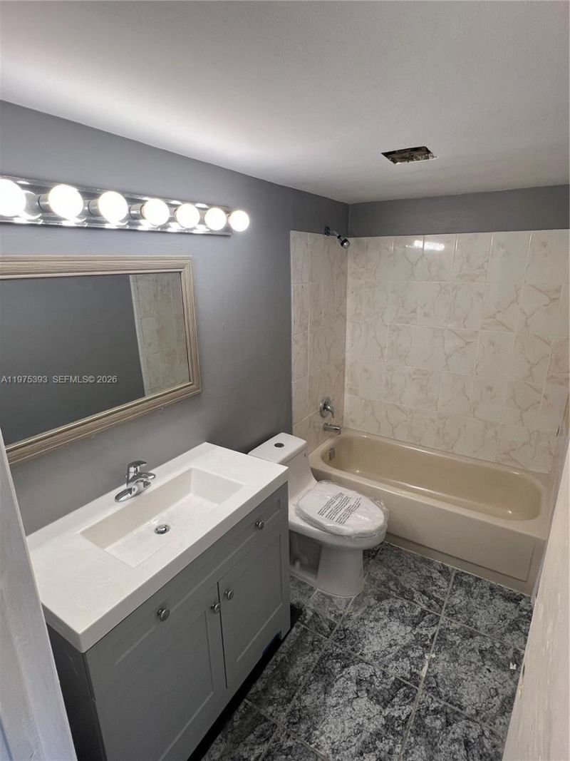 16215 NE 18th Ct , Unit 305, North Miami Beach, FL 33162 Photo