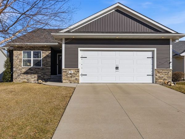 50 Ridgewood Drive , Hiawatha, IA 52233