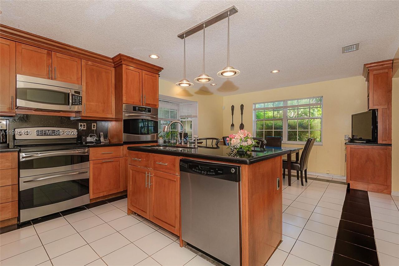 2518 NE 206th Ter, Miami, FL 33180 Photo