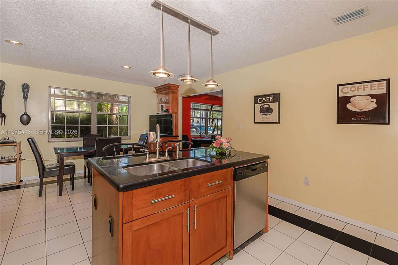 2518 NE 206th Ter, Miami, FL 33180 Photo