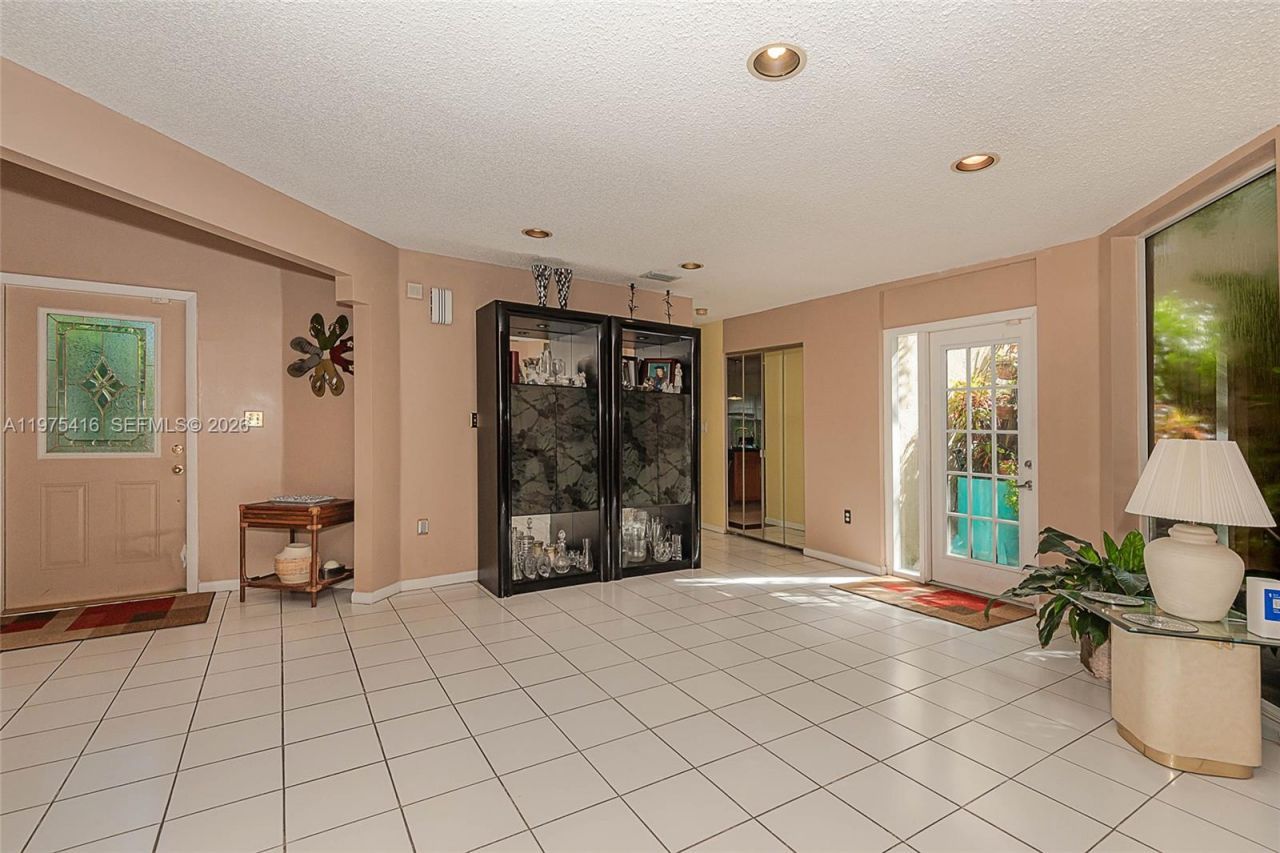 2518 NE 206th Ter, Miami, FL 33180 Photo