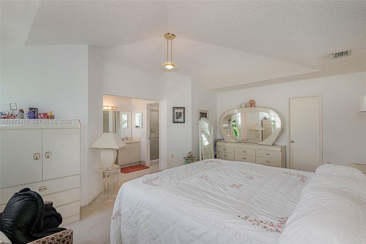 2518 NE 206th Ter, Miami, FL 33180 Photo