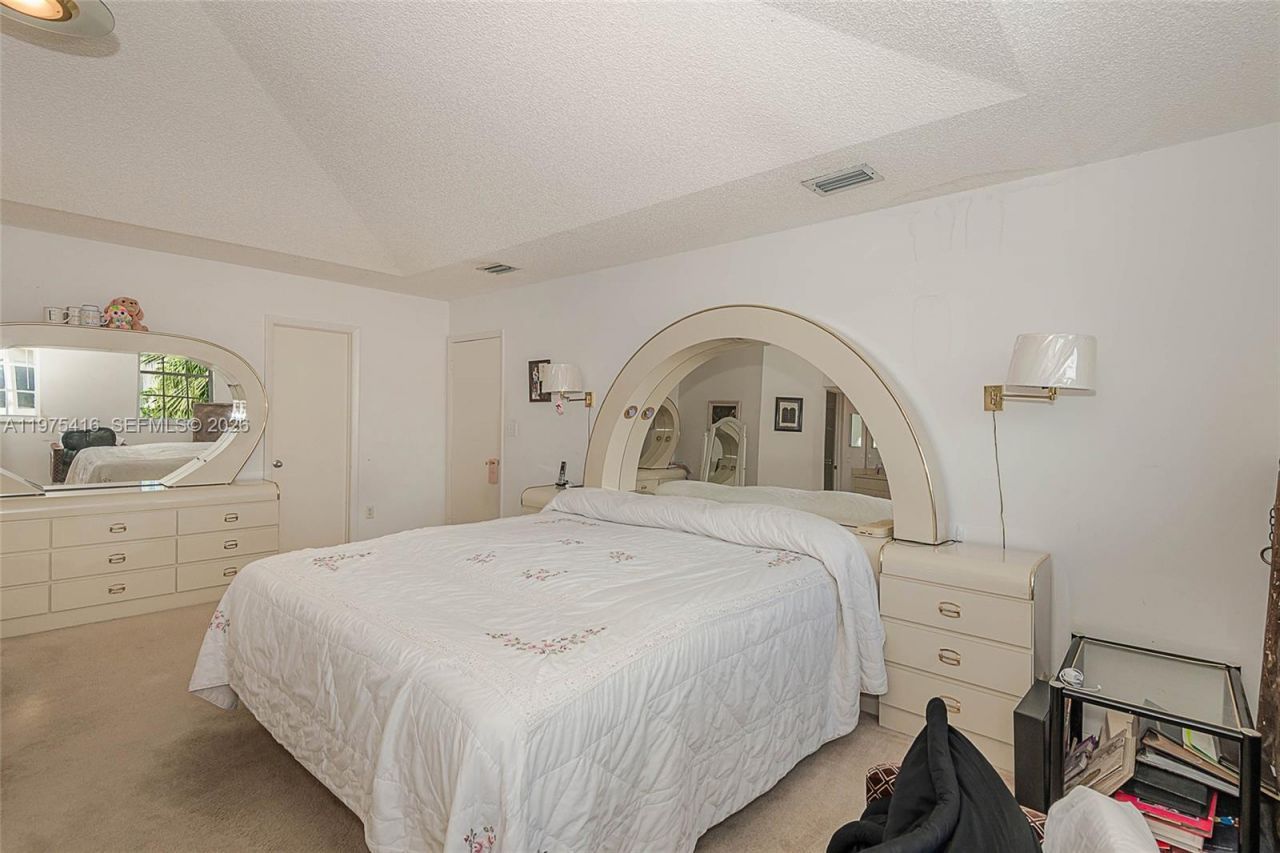 2518 NE 206th Ter, Miami, FL 33180 Photo