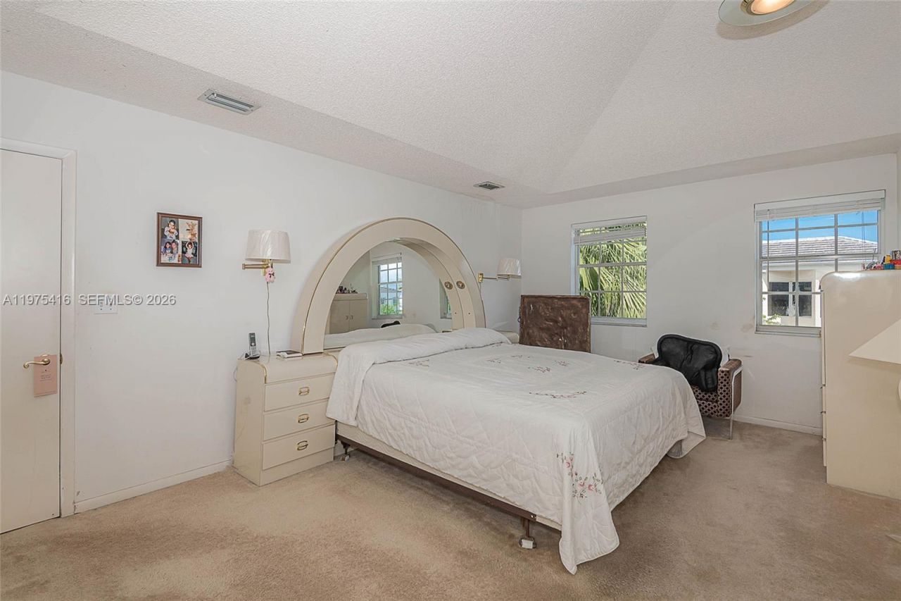 2518 NE 206th Ter, Miami, FL 33180 Photo