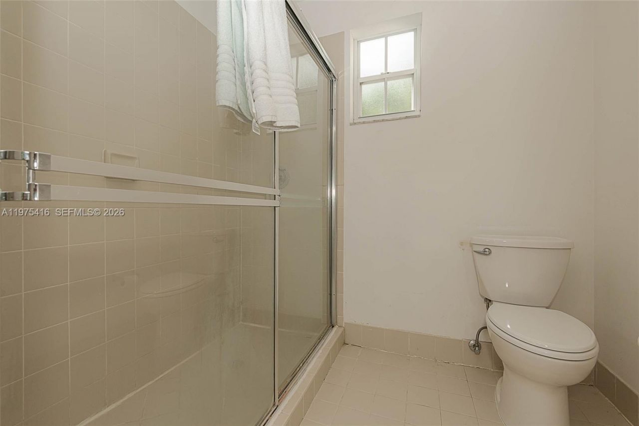 2518 NE 206th Ter, Miami, FL 33180 Photo