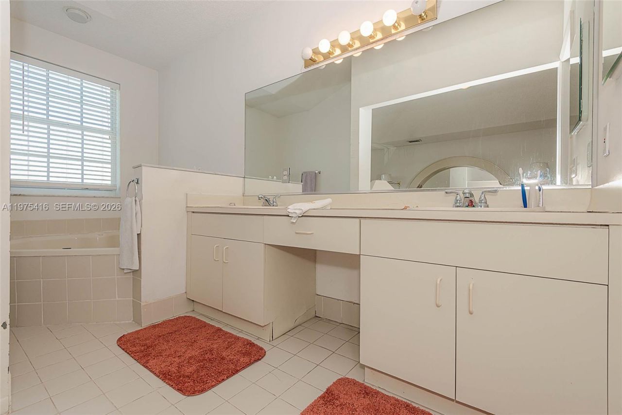 2518 NE 206th Ter, Miami, FL 33180 Photo