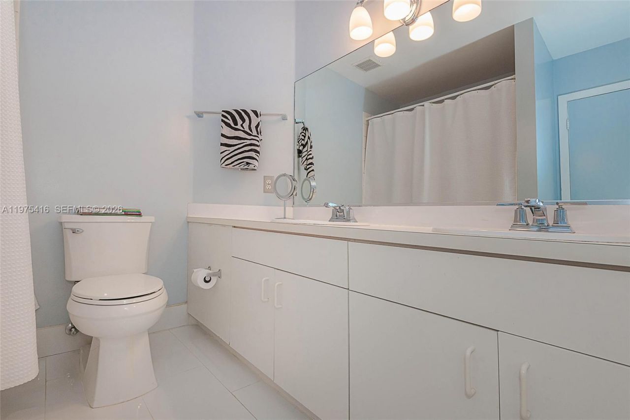 2518 NE 206th Ter, Miami, FL 33180 Photo