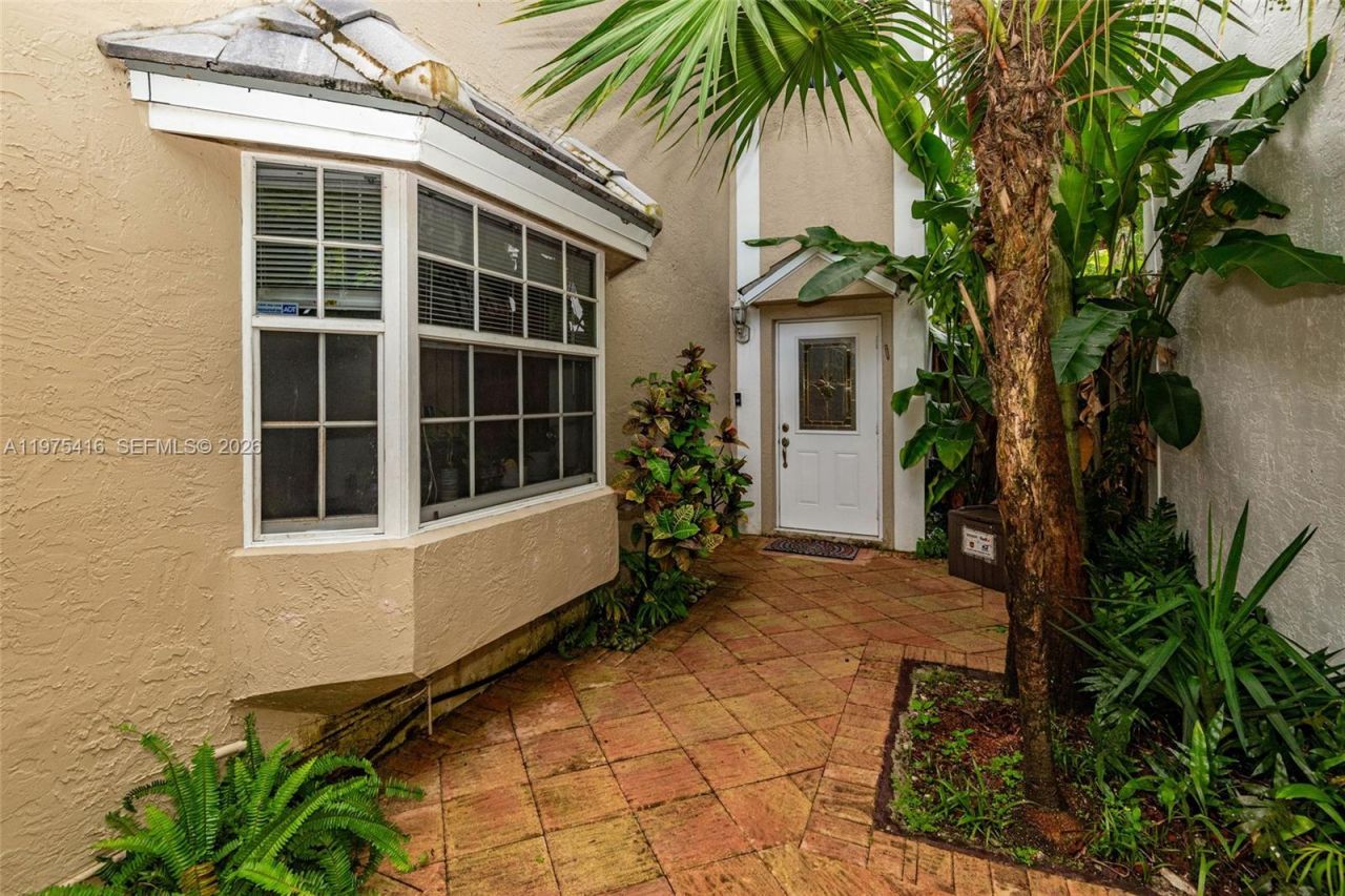 2518 NE 206th Ter, Miami, FL 33180 Photo