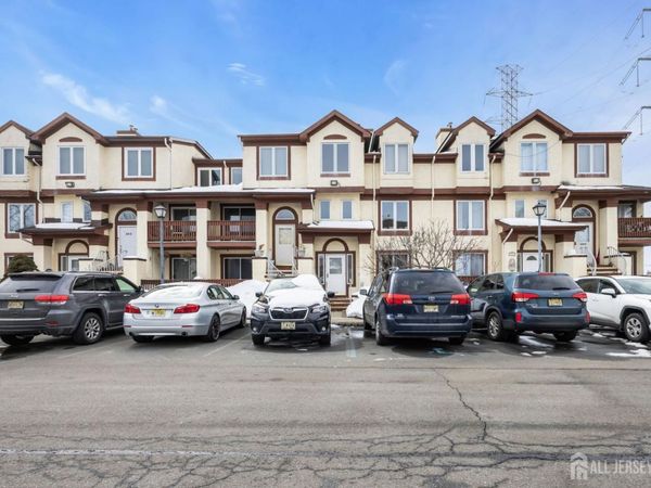 303 Michaels Court , Woodbridge, NJ 07095