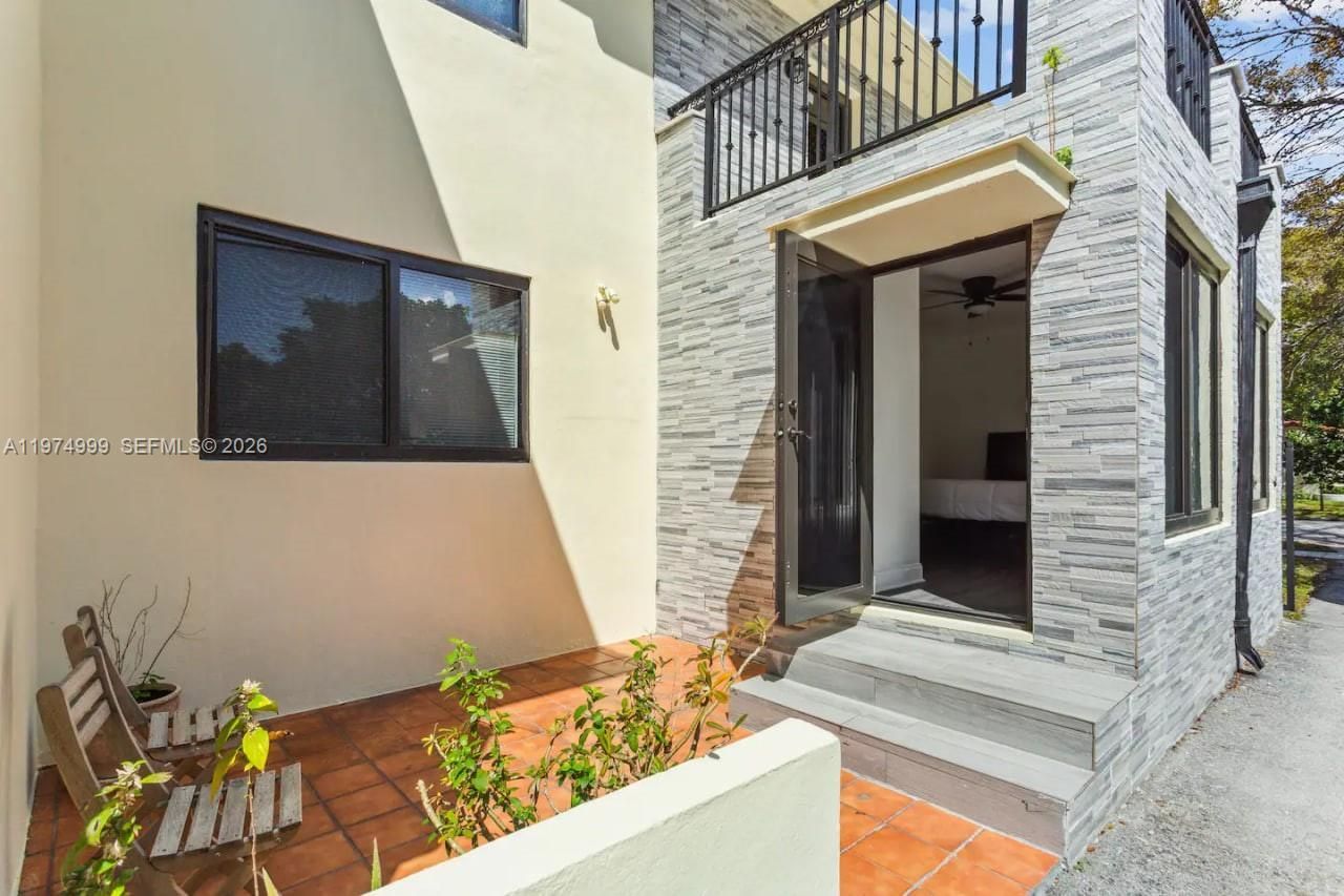 320 SW 29th Rd, Unit 1, Miami, FL 33129 Photo