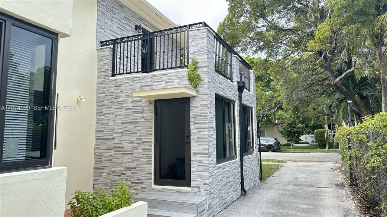 320 SW 29th Rd, Unit 1, Miami, FL 33129 Photo