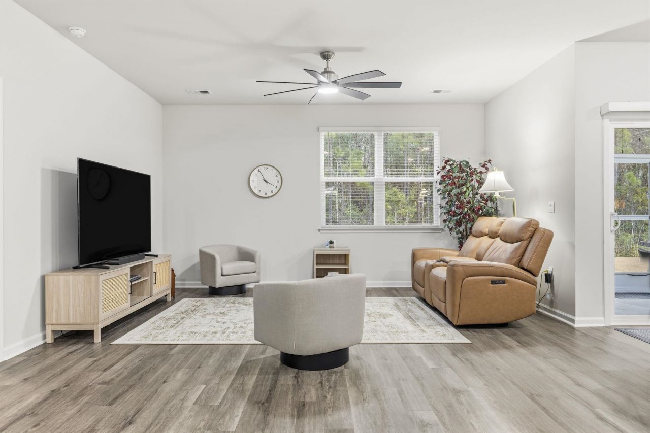 212 Columbus St. Photo 4