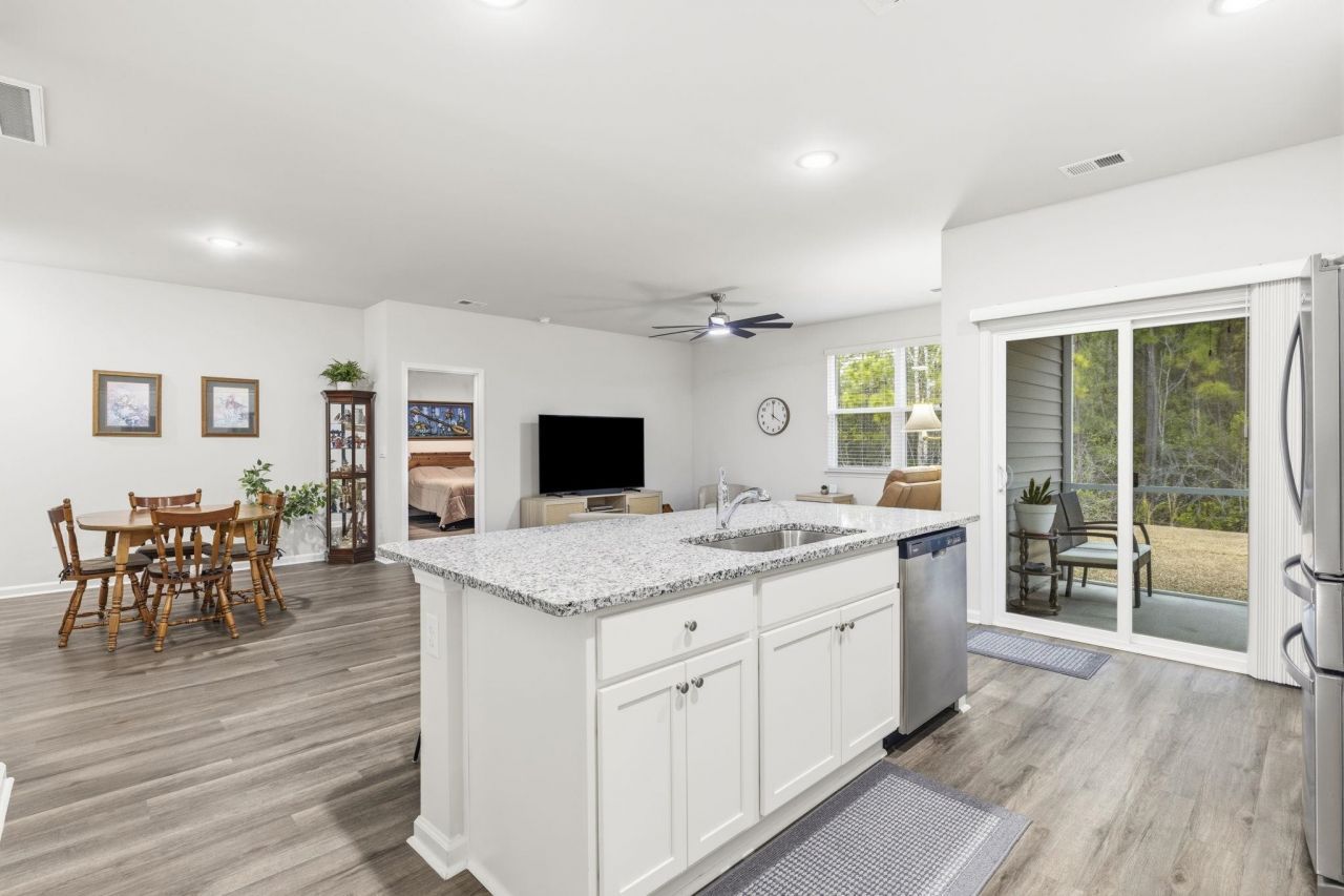 212 Columbus St.  Photo 7