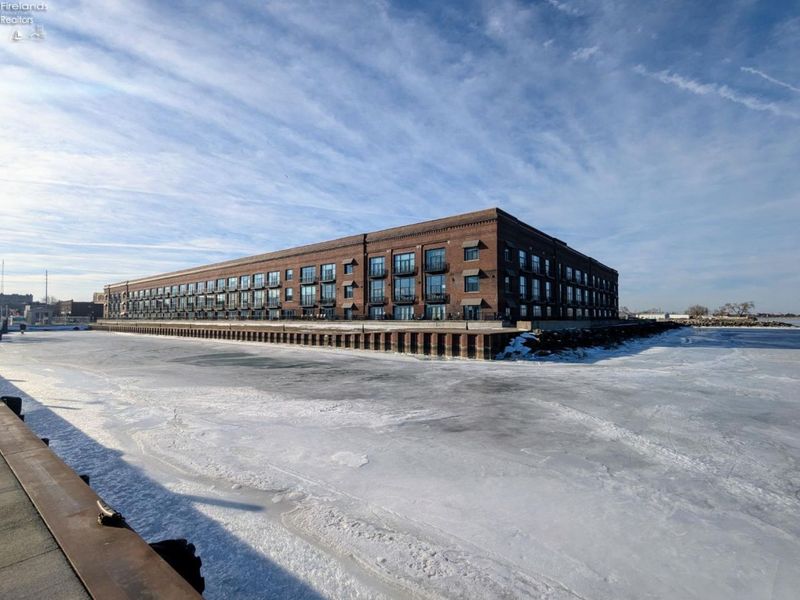 401 W SHORELINE Drive, Unit 338, Sandusky, OH 44870 Photo 1