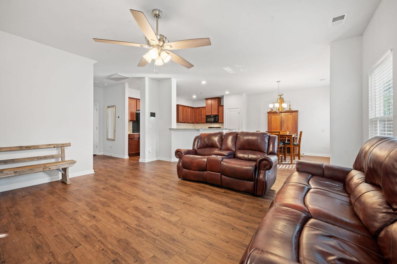 127 Lakestone Road Photo 10