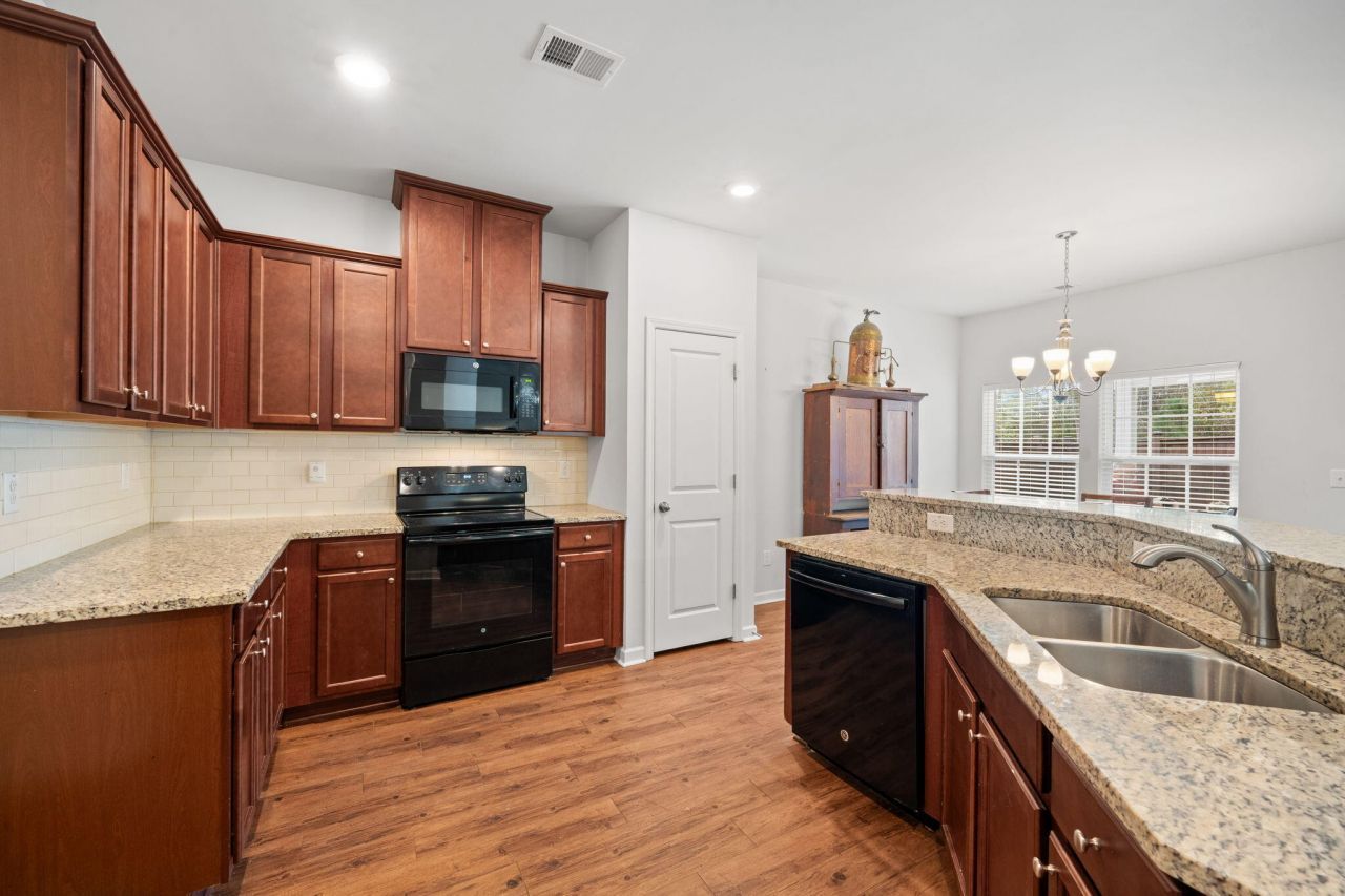 127 Lakestone Road Photo 15