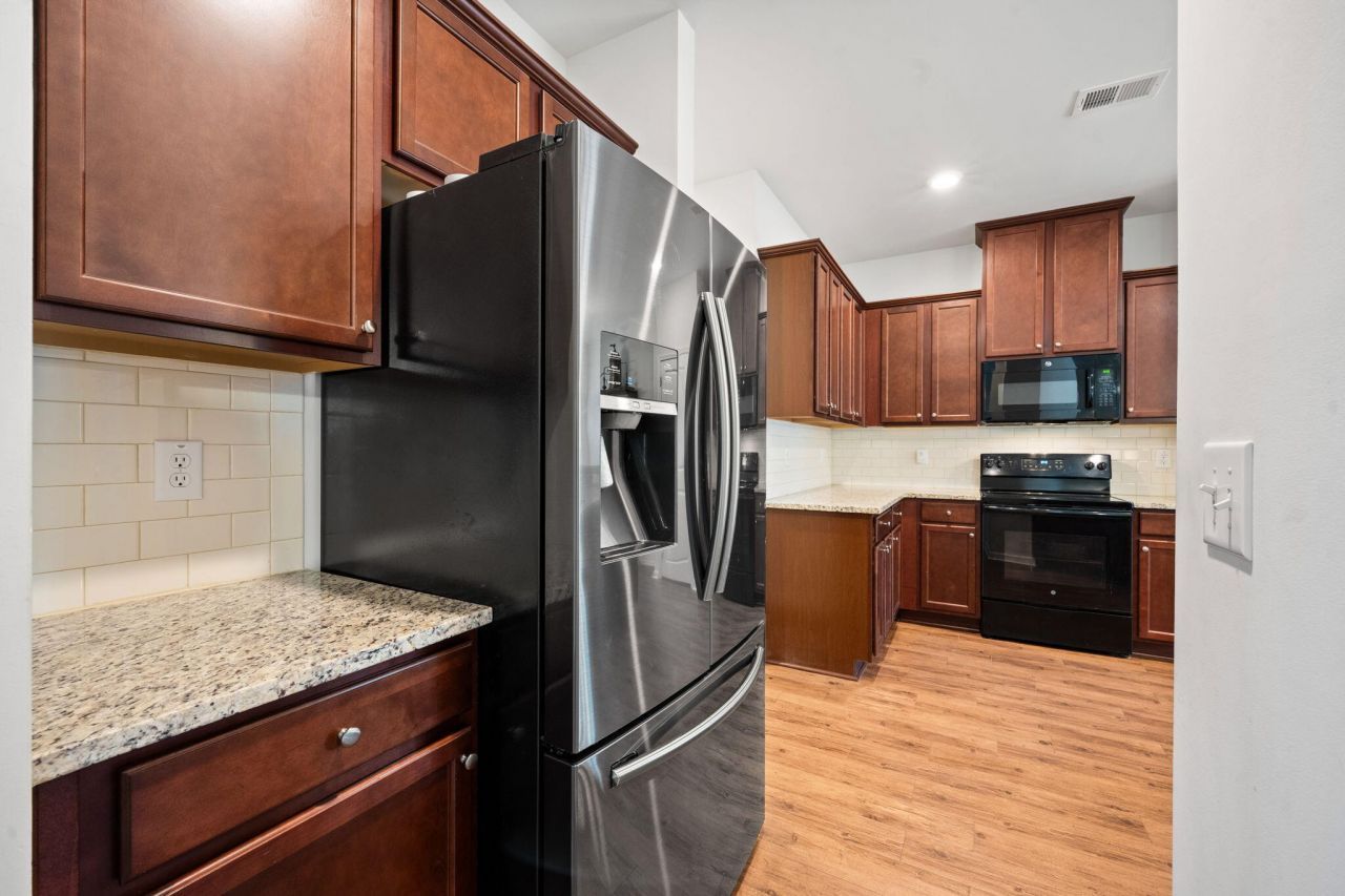 127 Lakestone Road Photo 16