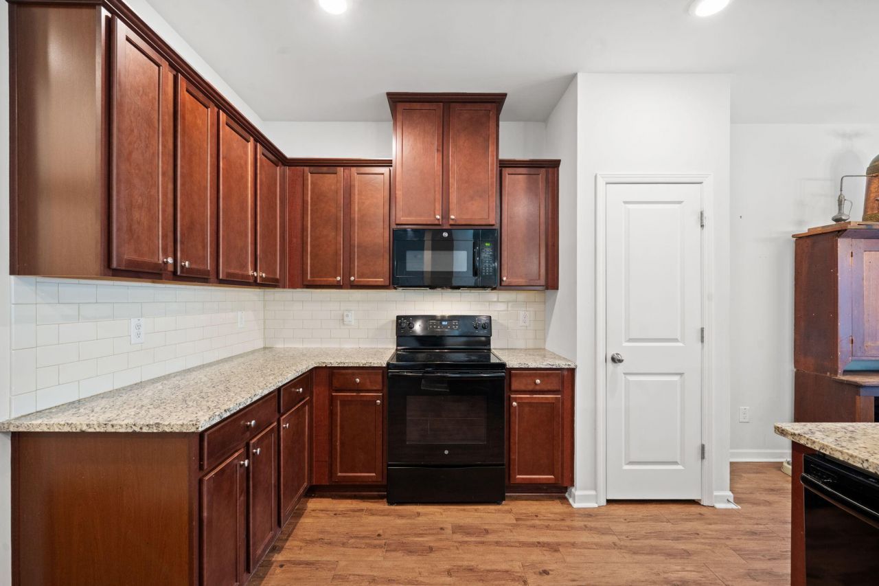 127 Lakestone Road Photo 17