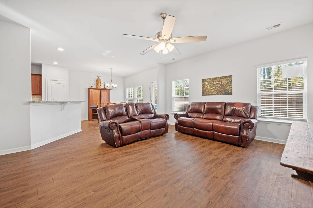 127 Lakestone Road Photo 9