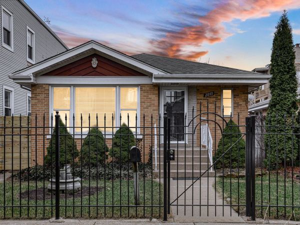 2849 W Fletcher Street , Chicago, IL 60618