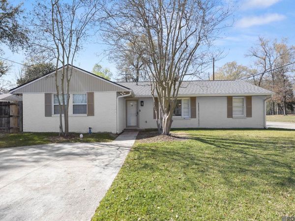2112 E Contour Dr, Baton Rouge, LA 70809