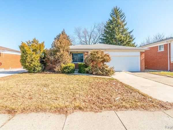 27046 Clarpointe Drive, Warren, MI 48088