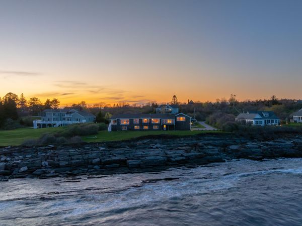 10 Sunny Bank Road, Cape Elizabeth, ME 04107