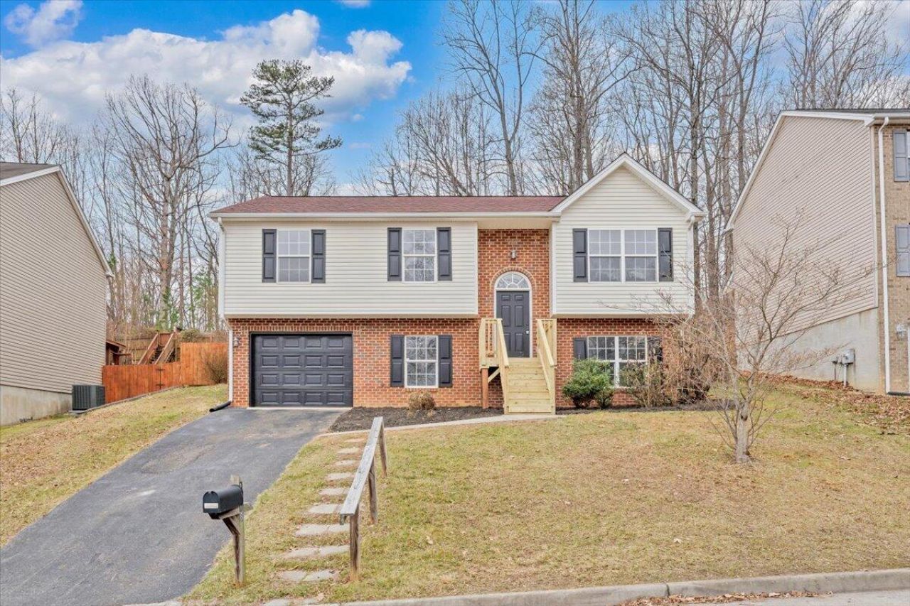 1718 Connors Run, Salem, VA 24153 Main Photo