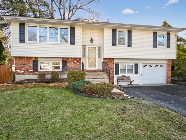 8 Stern Court, Huntington Station, NY 11746