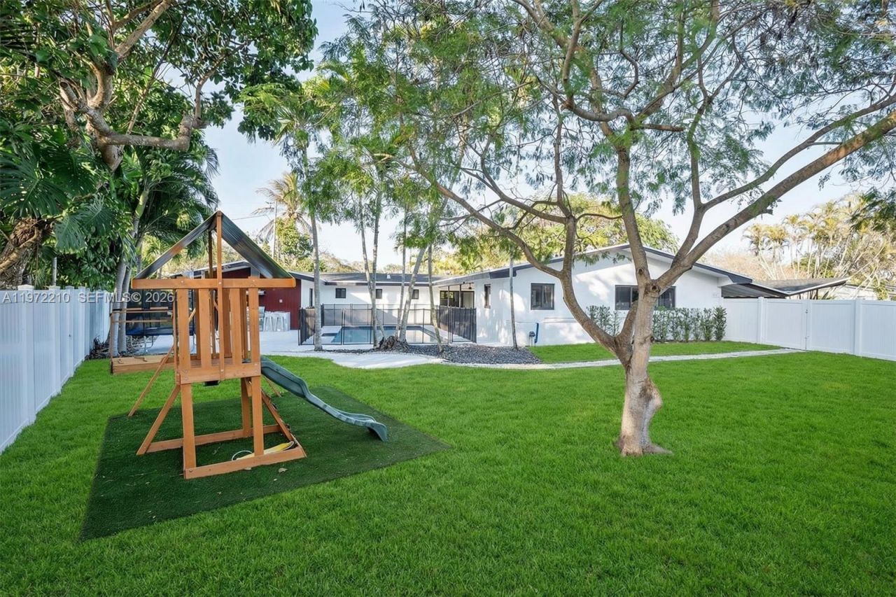 8201 SW 151st St, Palmetto Bay, FL 33158 Photo