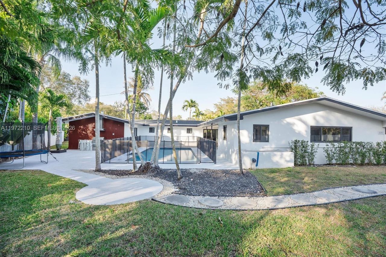 8201 SW 151st St , Palmetto Bay, FL 33158 Photo